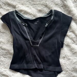 Black Ribbed V-Neck Crop Top - Urban Outfitters